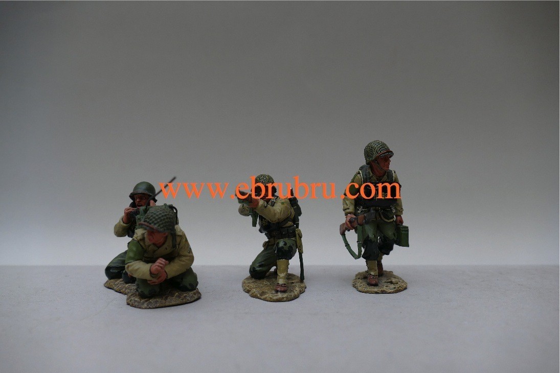 U.S. INFANTRY CALLING FOR REINFORCEMENTS D DAY 1944 KING & COUNTRY DD062