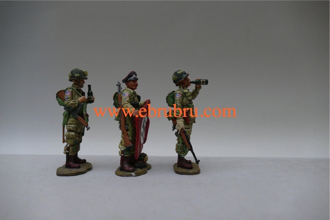 THE SOUVENIR HUNTERS D DAY 1944 KING & COUNTRY DD073