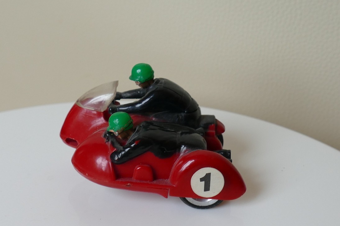 Typhoon rouge Scalextric side car ref  B1