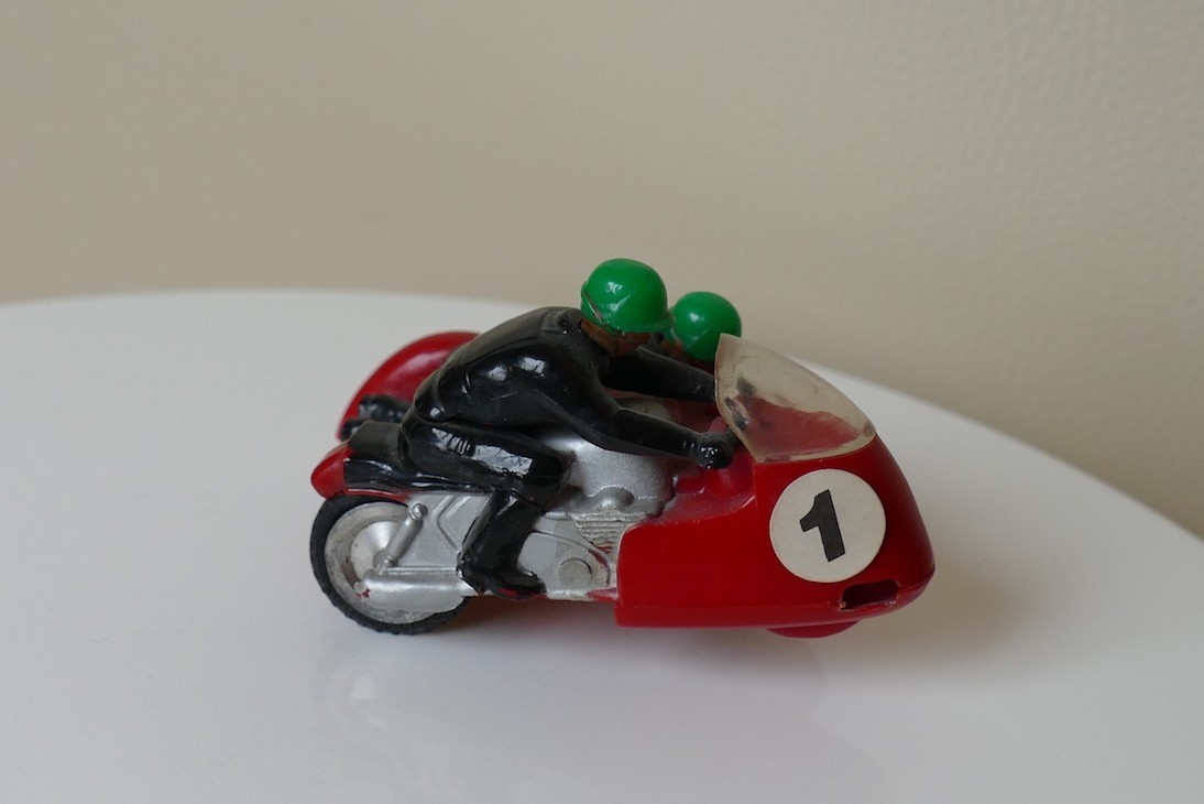 Typhoon rouge Scalextric side car ref  B1