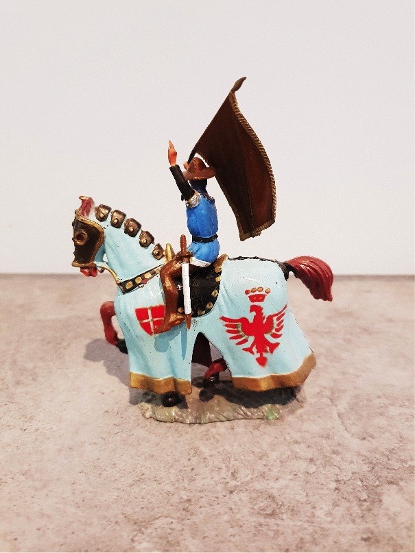 CAVALIER MOYEN AGE PORTE ETENDARD CHEVAL HARNOIS DE JOUTES  BLEUE STARLUX RÉF 6107