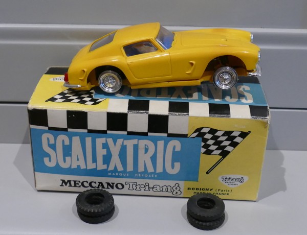 Ferrari Berlinetta 250 GT jaune Int bleu avec eclairage SCALEXTRIC E4