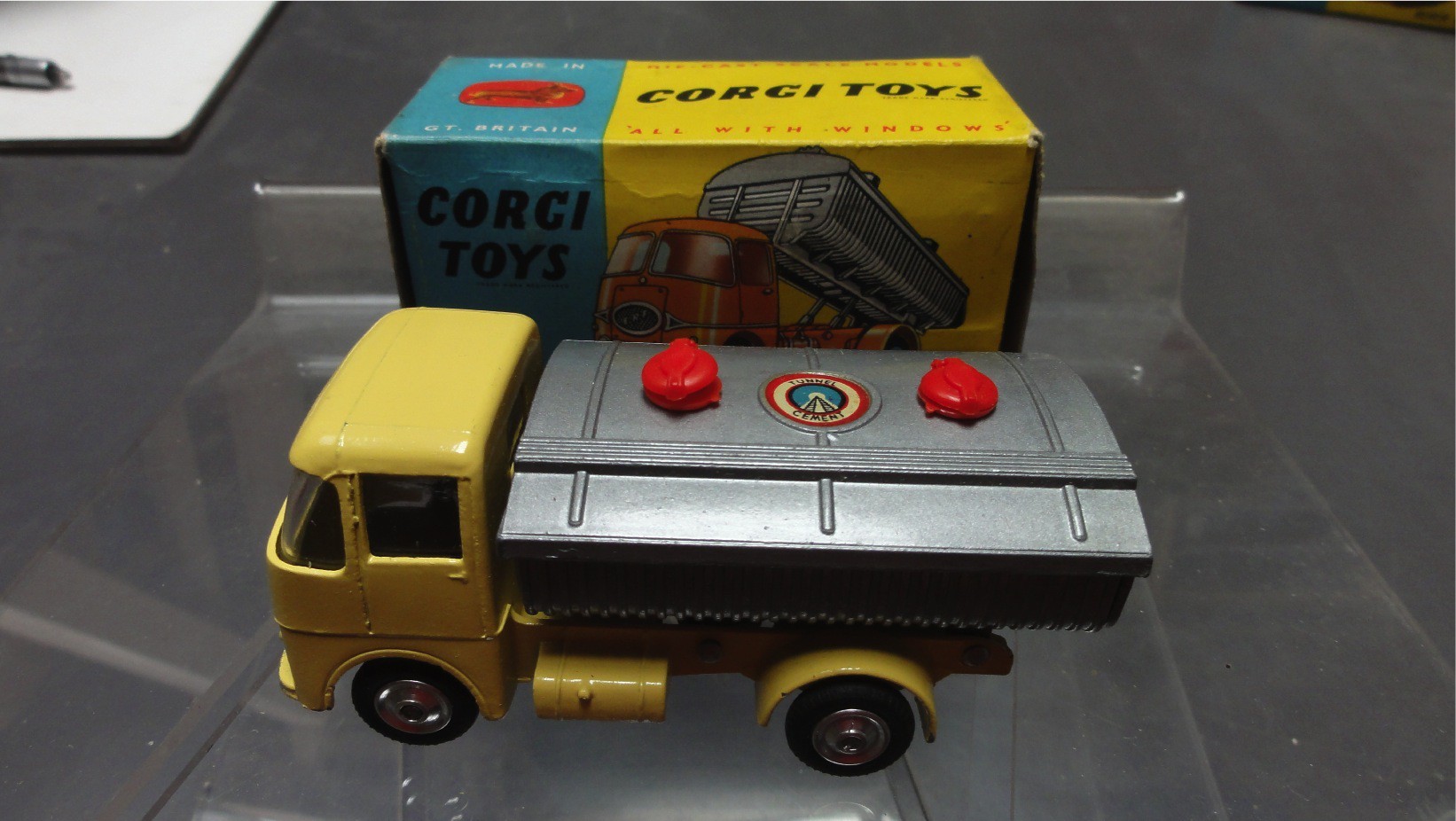 Neville cement tipper body on ERF chassis  Corgi toys ref 460