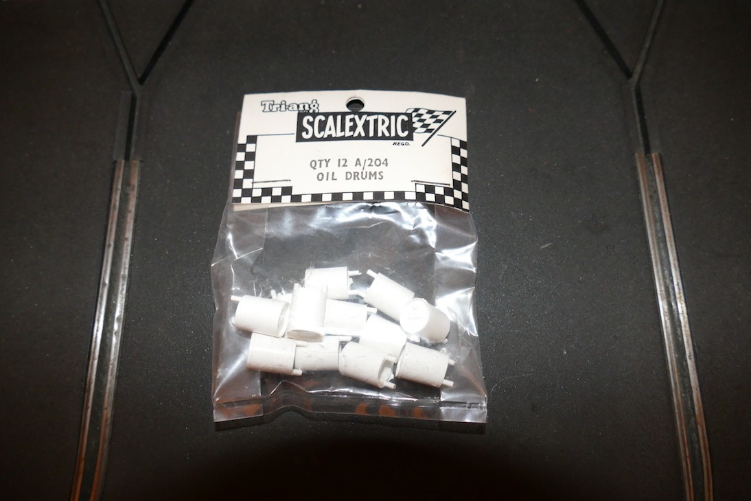 12 OIL DRUMS  SCALEXTRIC REF A 204