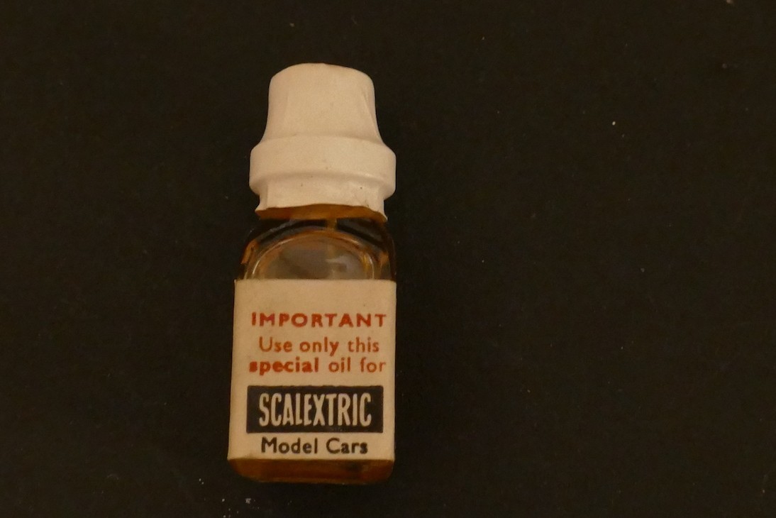 BOUTEILLE LUBRICATING OIL SHELL  SCALEXTRIC NEVER OPEN