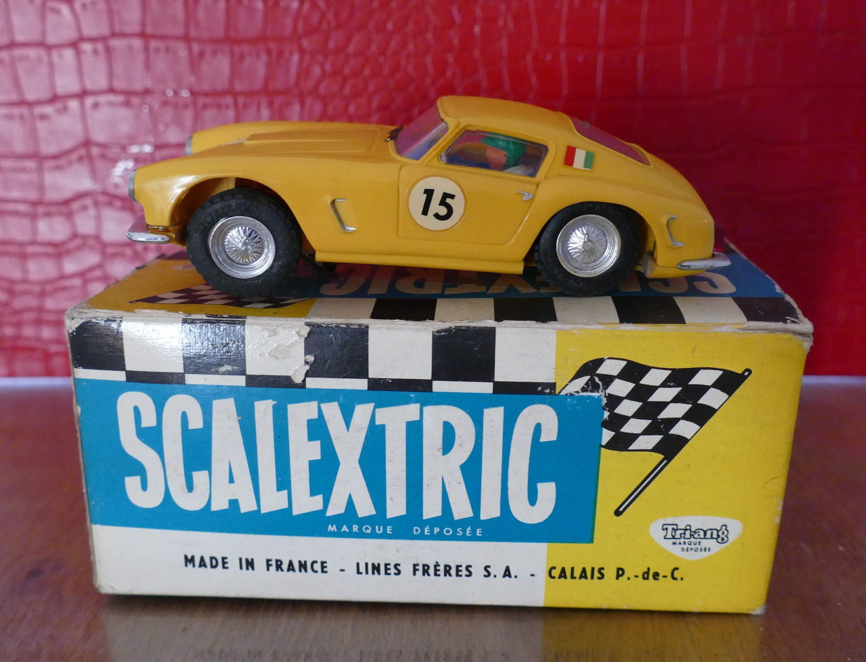 FERRARI BERLINETTA GT 250 JAUNE C 69 SCALEXTRIC