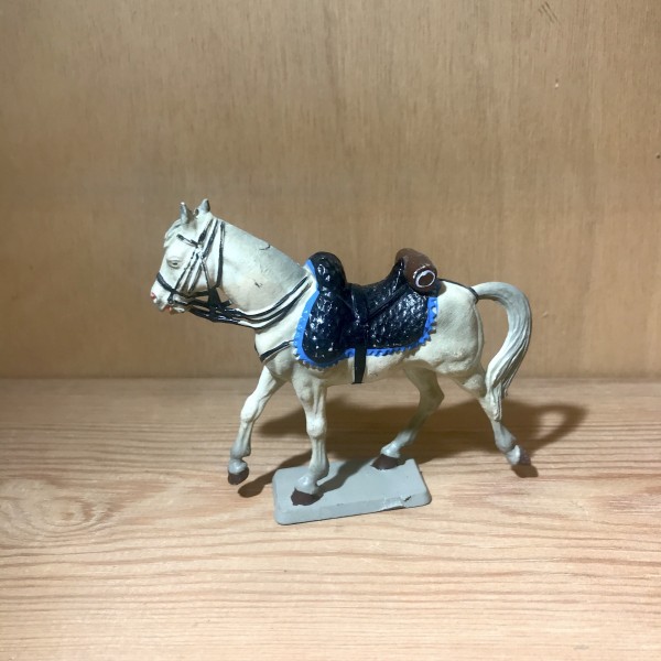 Cheval blanc au trot selle noire et bleue - Empire - STALRUX 