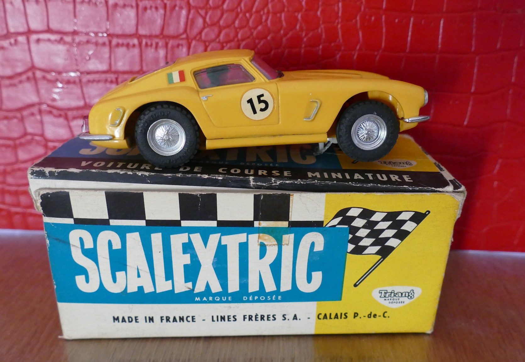 FERRARI BERLINETTA GT 250 JAUNE C 69 SCALEXTRIC