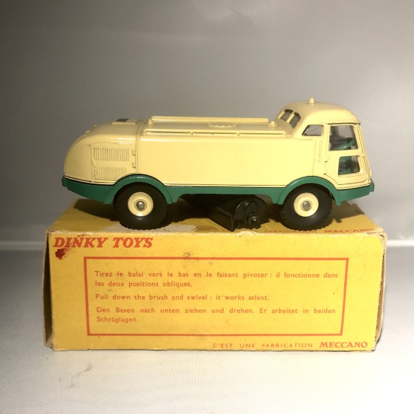 ARROSEUSE BALAYEUSE LMV À CABINE VITRÉE DINKY TOYS RÉF 596