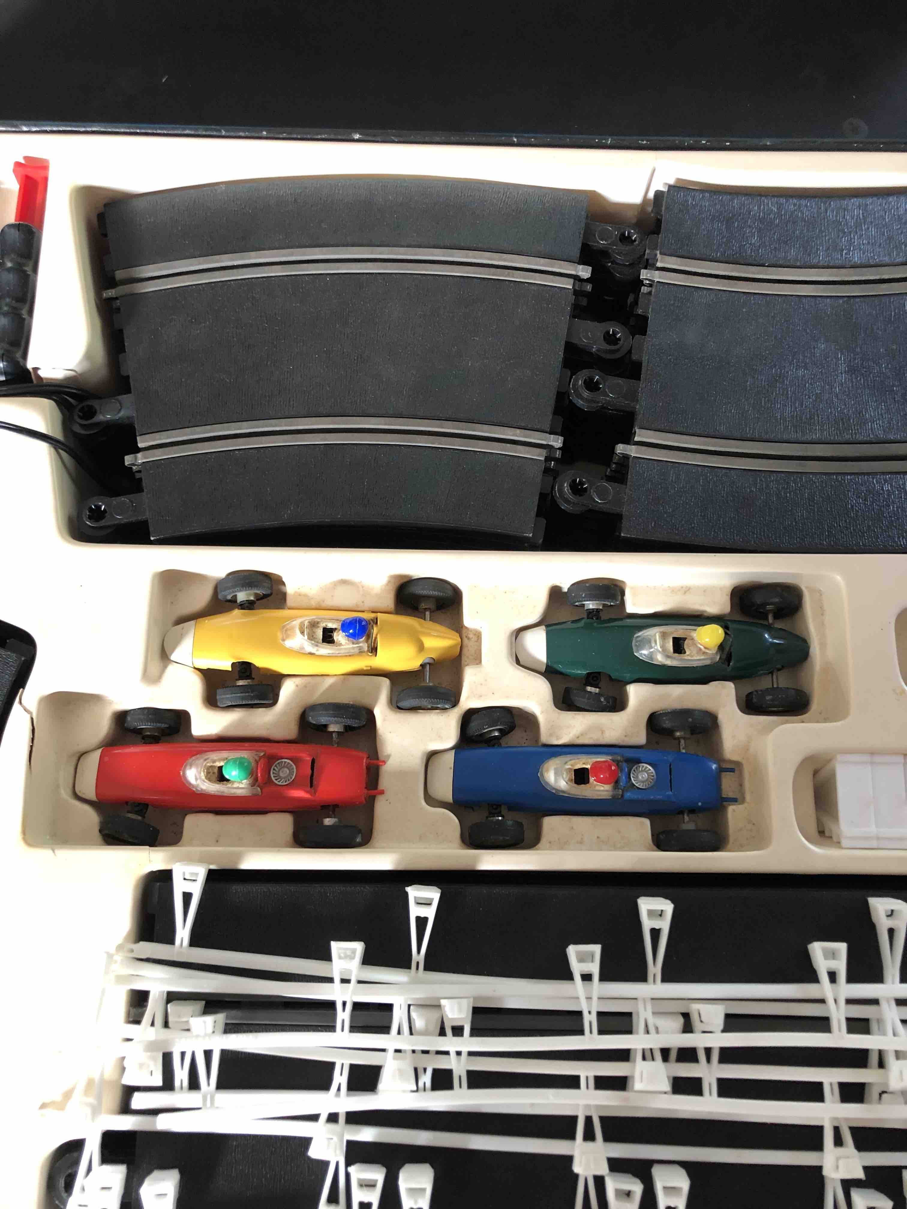 SET 80 COFFRET SCALEXTRIC 4 EN 1