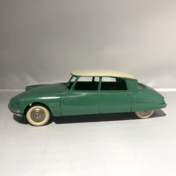 DS 19 verte sans glaces citroen Dinky toys réf 24C