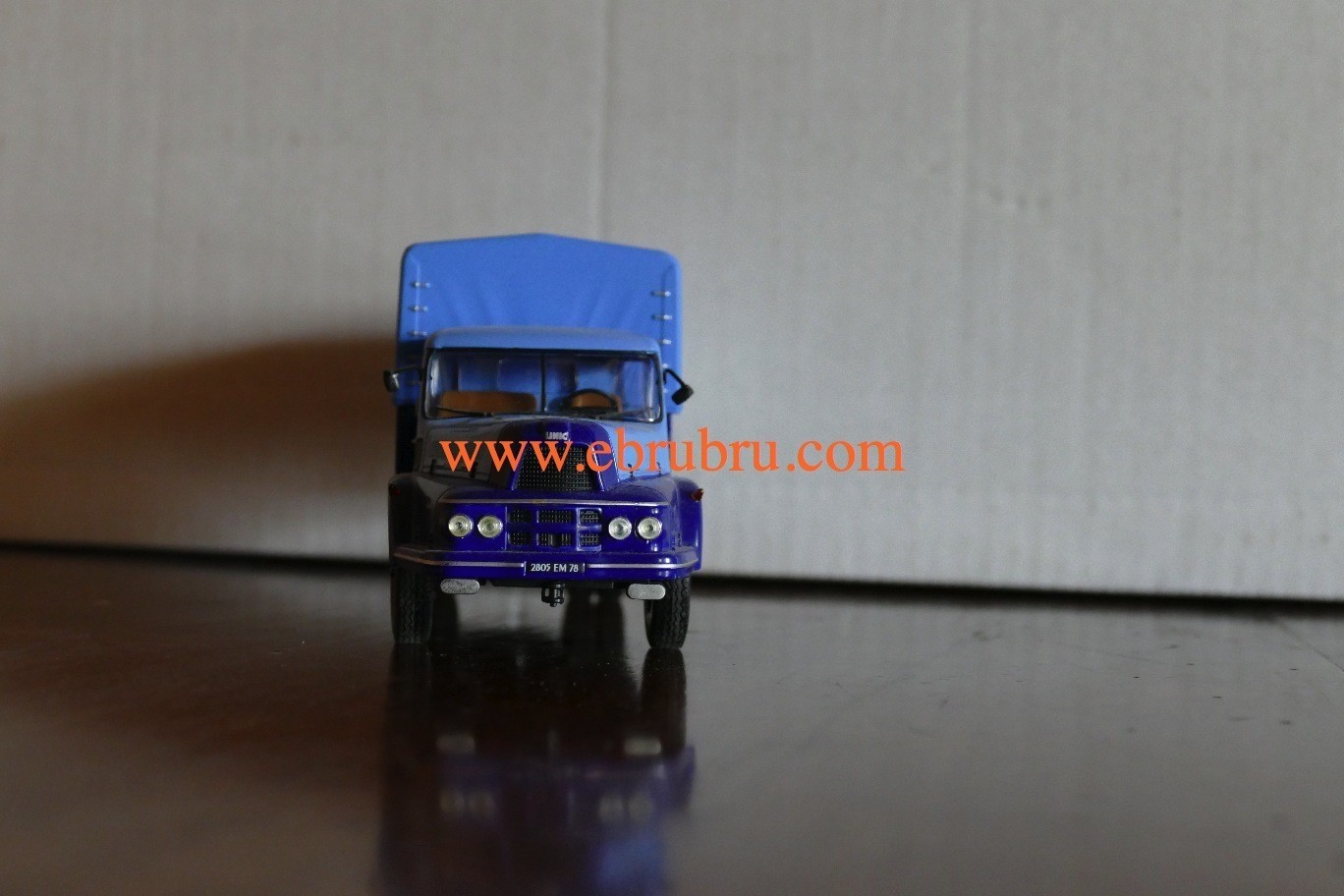 CAMION D AUTREFOIS UNIC ZU IZOARD VELOSOLEX AU 1/43