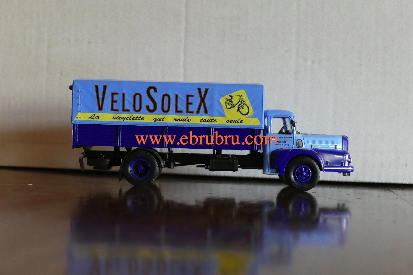 CAMION D AUTREFOIS UNIC ZU IZOARD VELOSOLEX AU 1/43