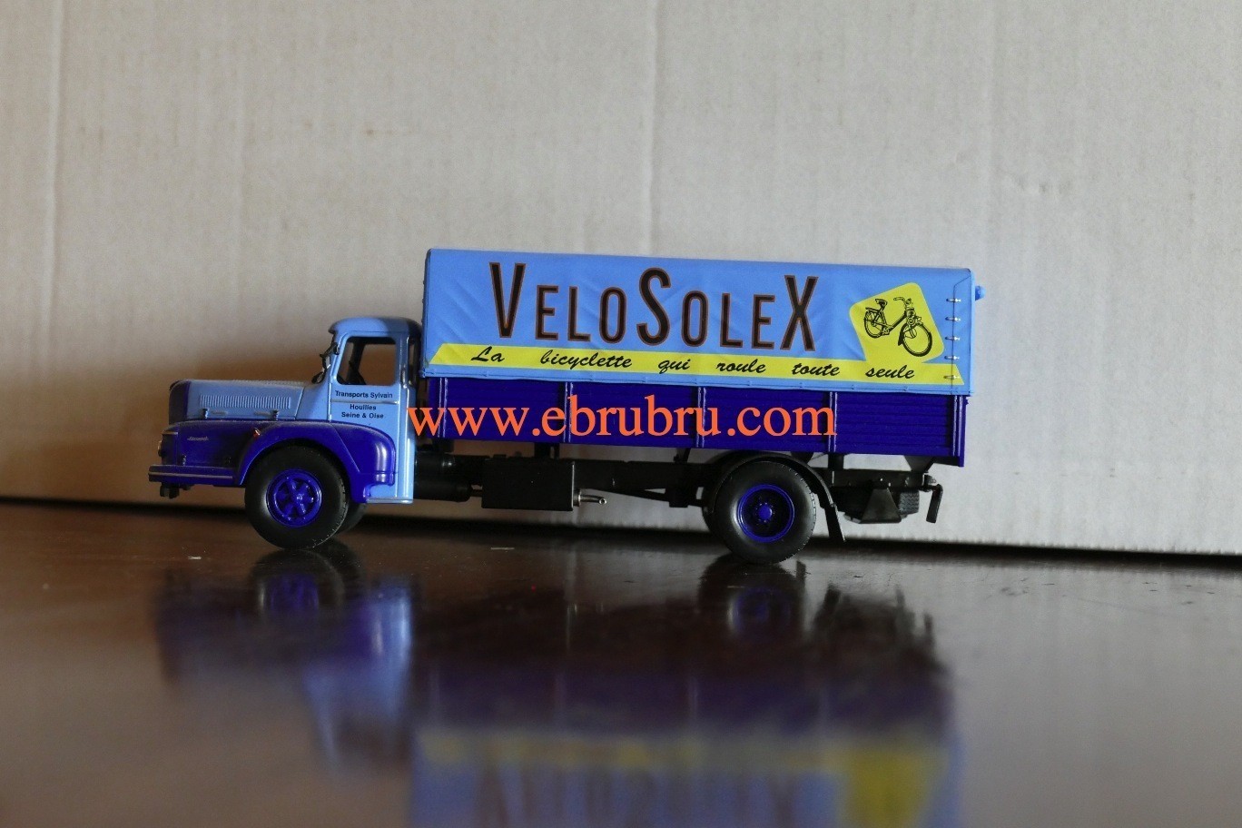 CAMION D AUTREFOIS UNIC ZU IZOARD VELOSOLEX AU 1/43