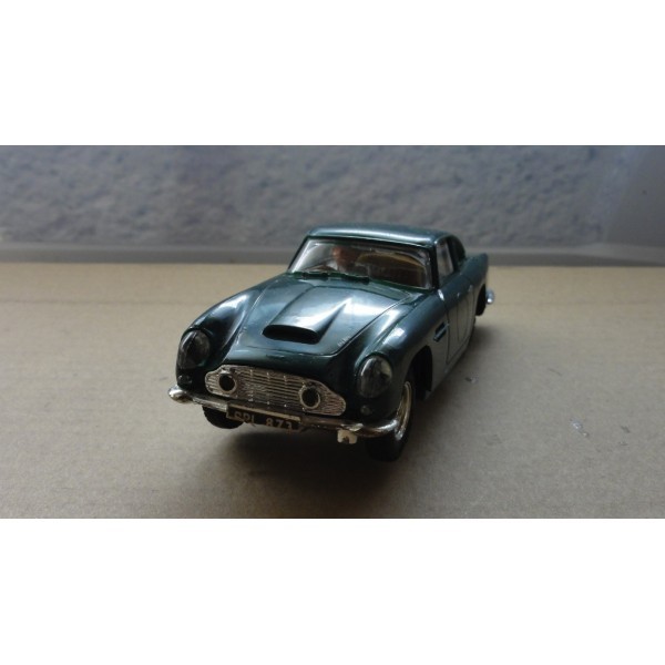 ASTON MARTIN DB4 GT VERTE AVEC ÉCLAIRAGE  SCALEXTRIC RÉF E3  C68