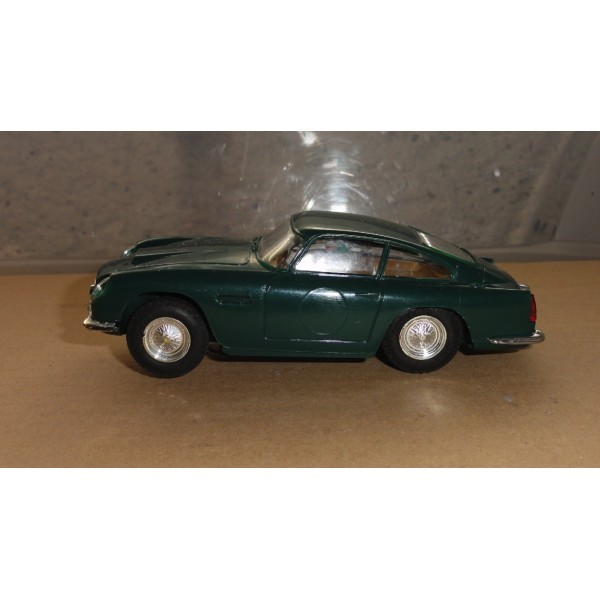 ASTON MARTIN DB4 GT VERTE AVEC ÉCLAIRAGE  SCALEXTRIC RÉF E3  C68