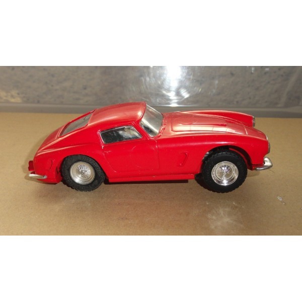 FERRARI BERLINETTA 250 GT ROUGE AVEC ÉCLAIRAGE SCALEXTRIC RÉF E4 C69