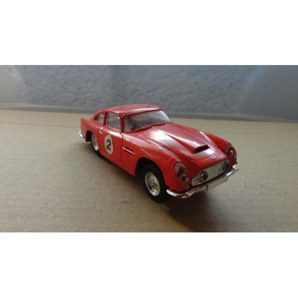 ASTON MARTIN DB4 GT ROUGE AVEC ÉCLAIRAGE  SCALEXTRIC RÉF E3  C68