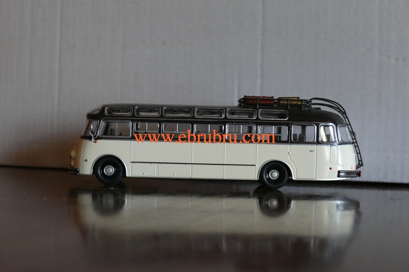 Autobus Autocar du Monde Hachette L´Isobloc 648 DP (1955) IXO 1/43