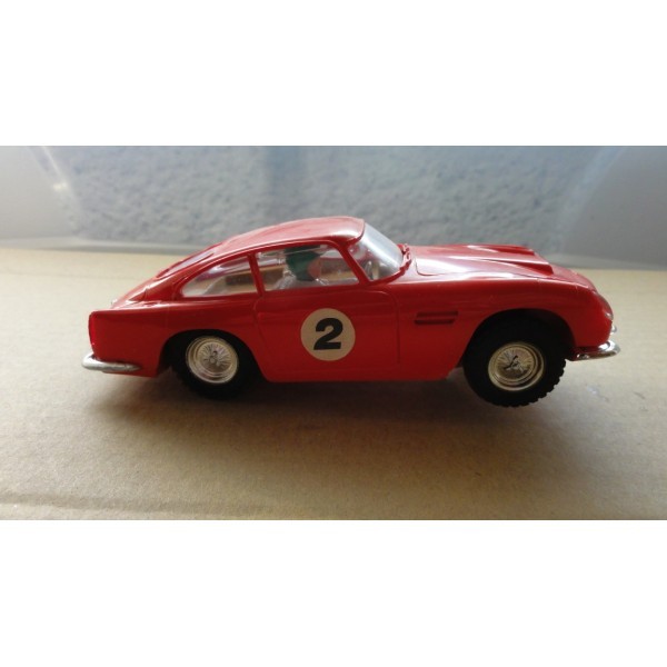 ASTON MARTIN DB4 GT ROUGE AVEC ÉCLAIRAGE  SCALEXTRIC RÉF E3  C68