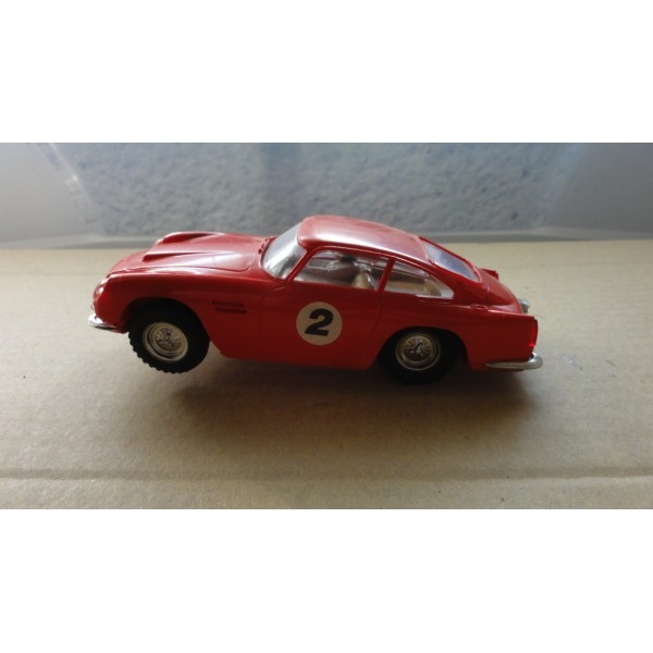 ASTON MARTIN DB4 GT ROUGE AVEC ÉCLAIRAGE  SCALEXTRIC RÉF E3  C68