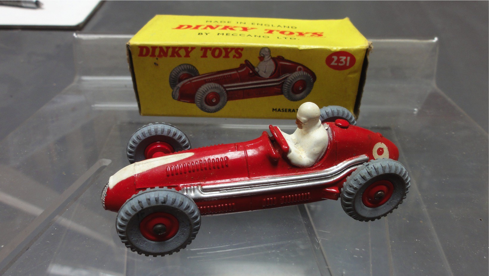 Maserati rouge Dinky Toys ref 231