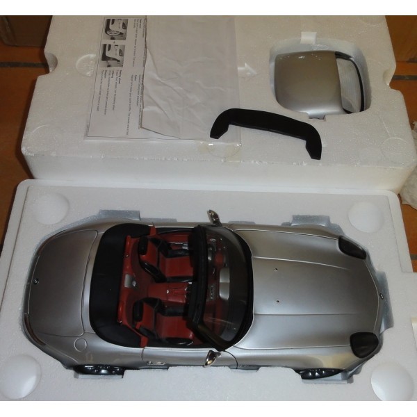 BMW Z8 KYOSHO AU 1/12e INT. EN CUIR