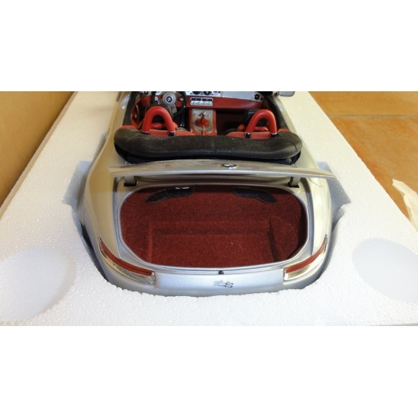 BMW Z8 KYOSHO AU 1/12e INT. EN CUIR