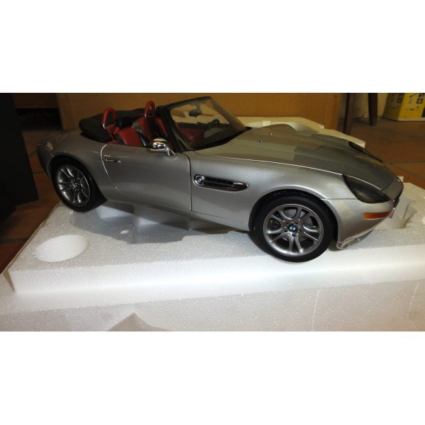 BMW Z8 KYOSHO AU 1/12e INT. EN CUIR