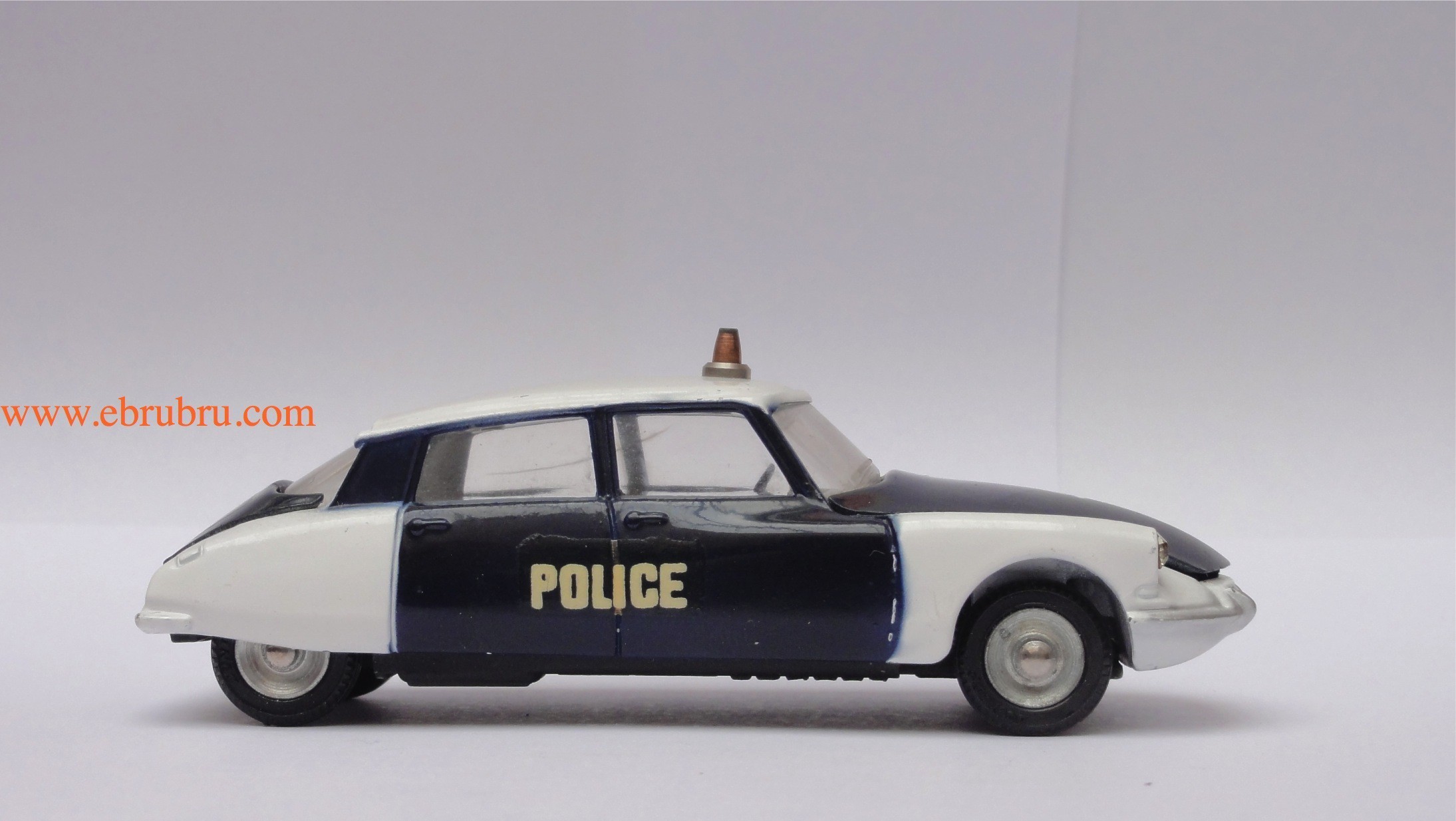 DS 19 police pie citroen Dinky toys ref 501