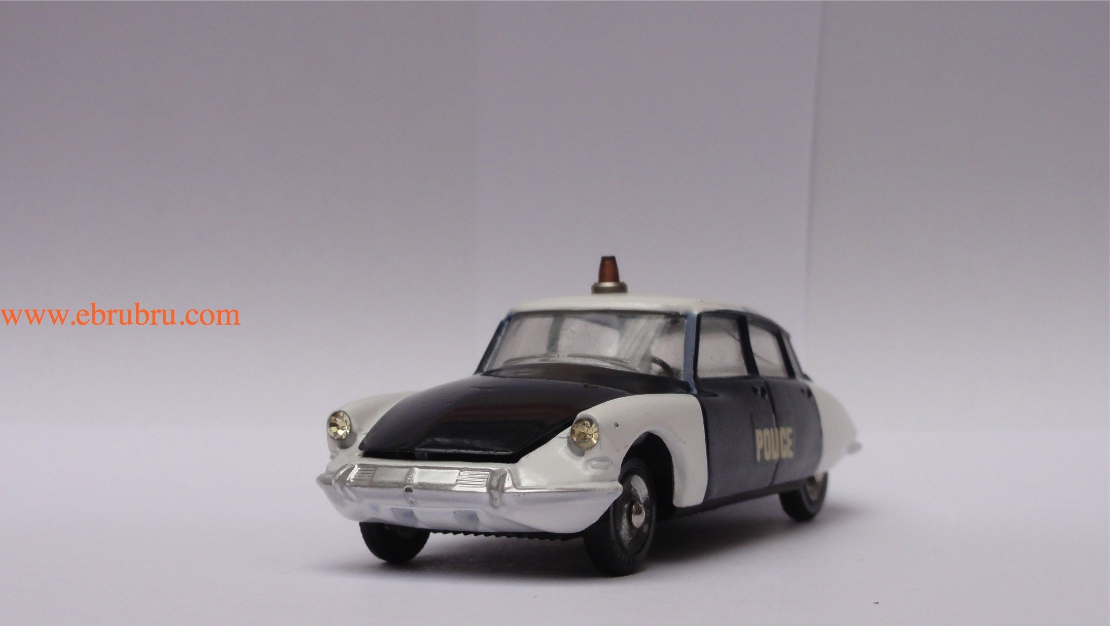 DS 19 police pie citroen Dinky toys ref 501