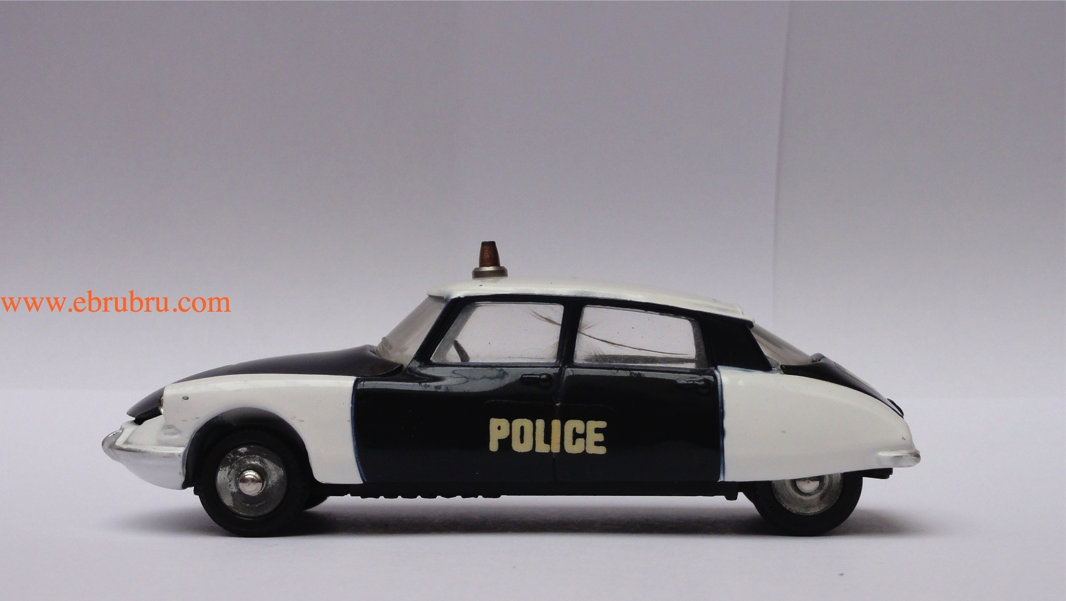 DS 19 police pie citroen Dinky toys ref 501