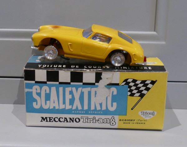 Ferrari Berlinetta 250 GT jaune Int bleu avec eclairage SCALEXTRIC E4