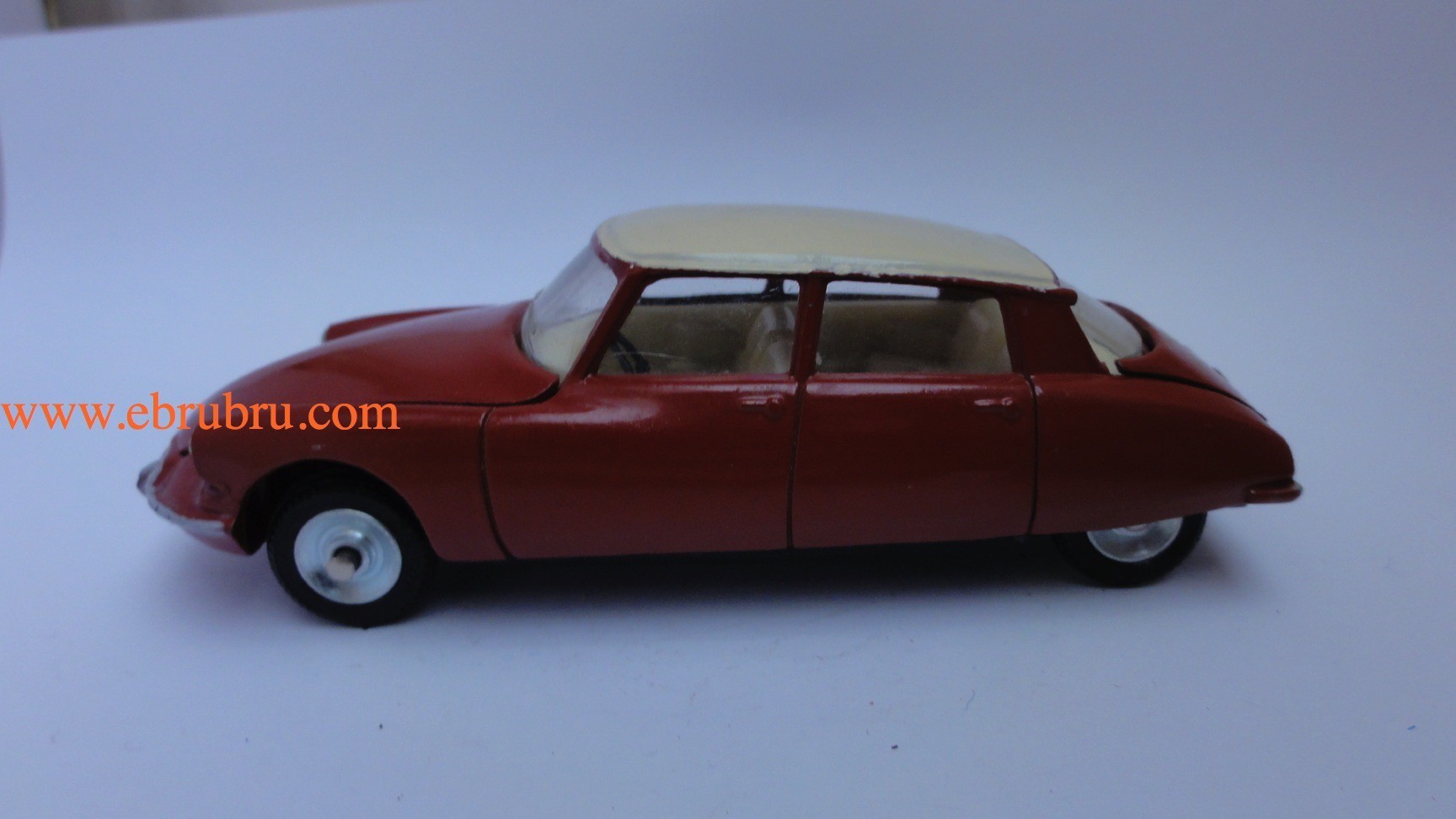 DS 19 GRENAT MODELE 1963 DINKY TOYS RÉF 530