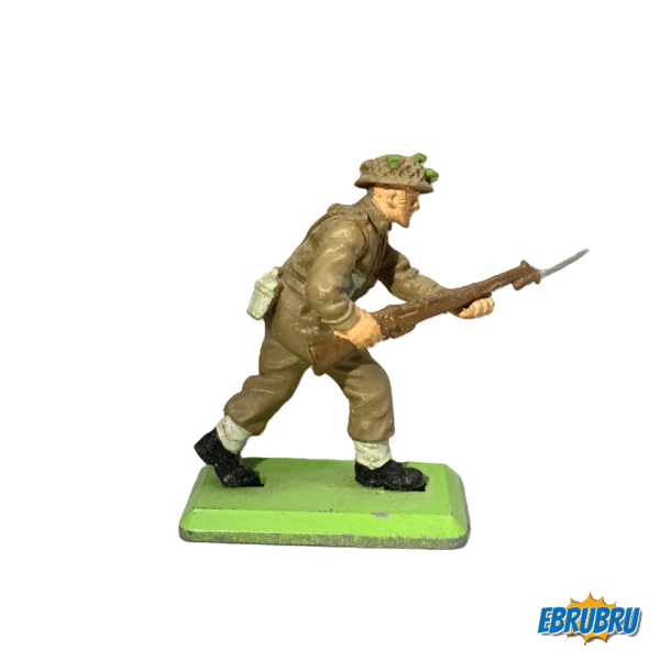 SOLDAT ANGLAIS WWII CHARGEANT BAYONETTE BRITAINS DEETAIL