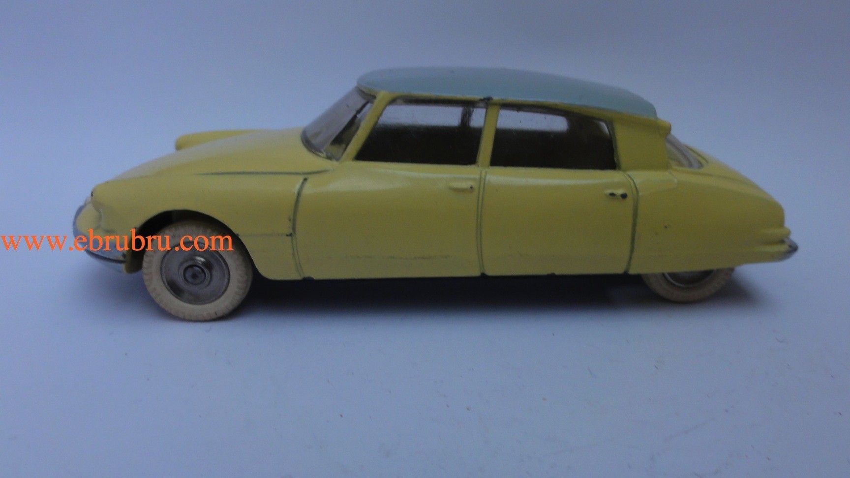 DS 19 jaune pale avec glaces citroen Dinky toys réf 522