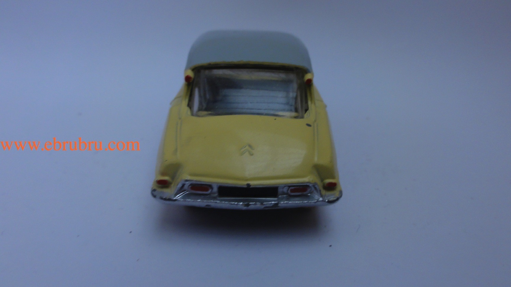 DS 19 jaune pale avec glaces citroen Dinky toys réf 522