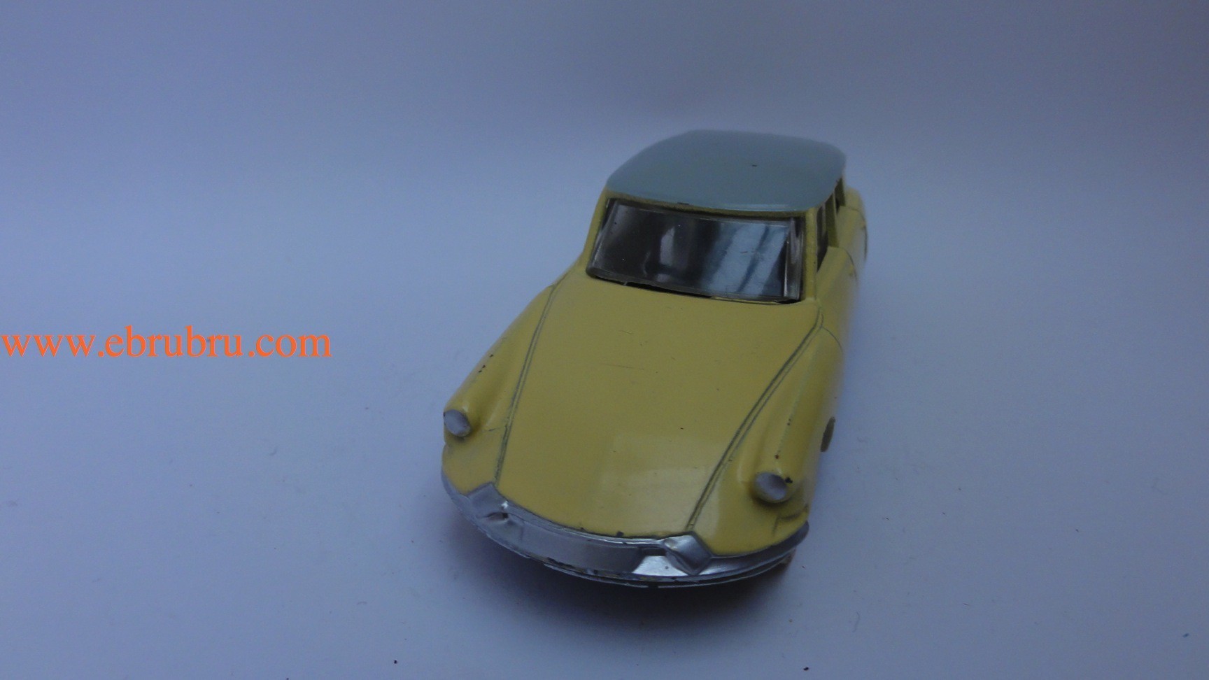 DS 19 jaune pale avec glaces citroen Dinky toys réf 522