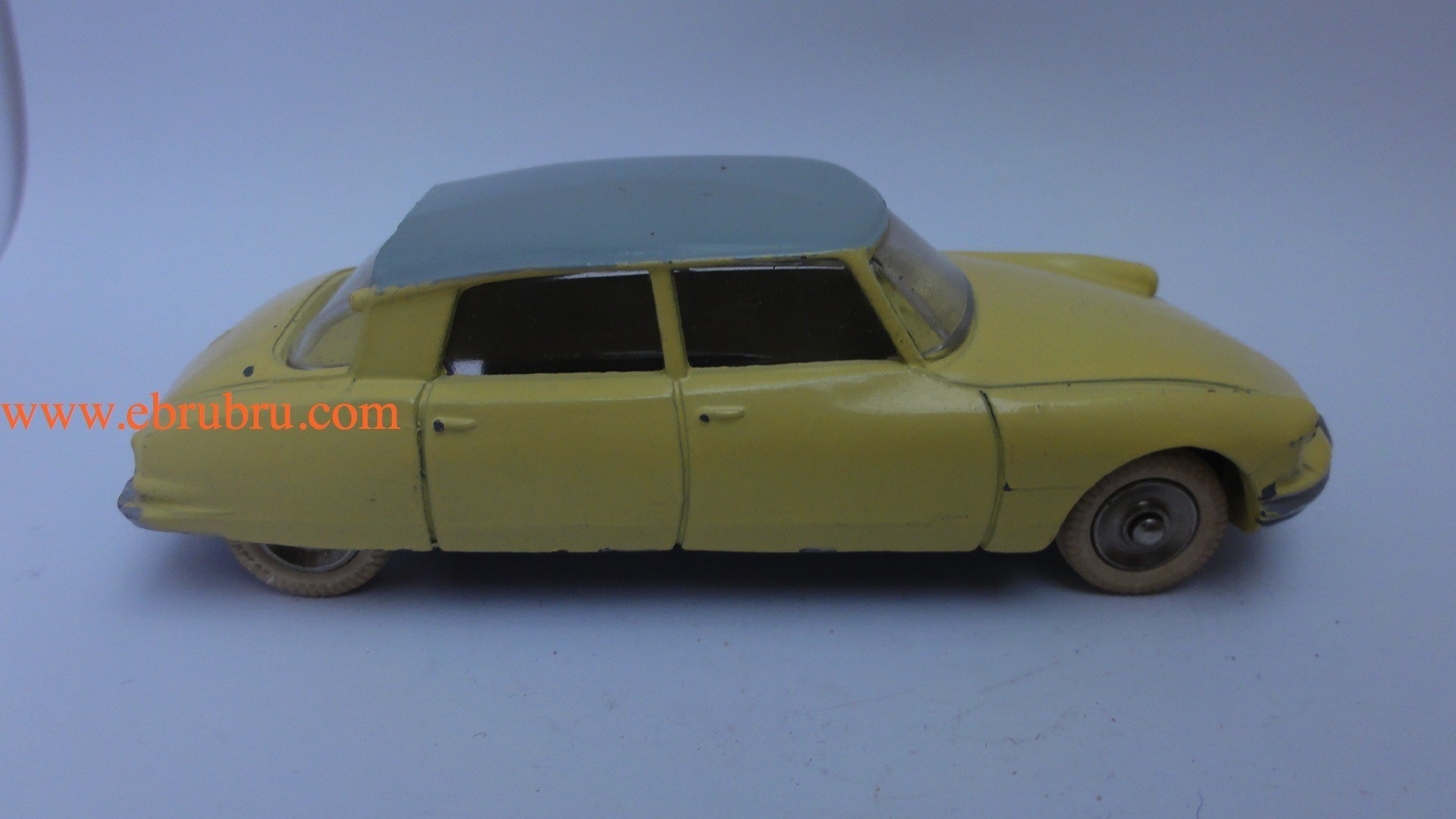 DS 19 jaune pale avec glaces citroen Dinky toys réf 522