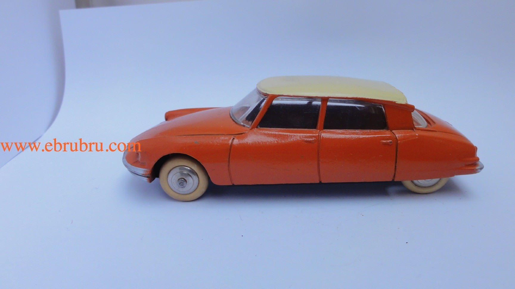 DS 19 orange avec glaces citroen Dinky toys réf 522