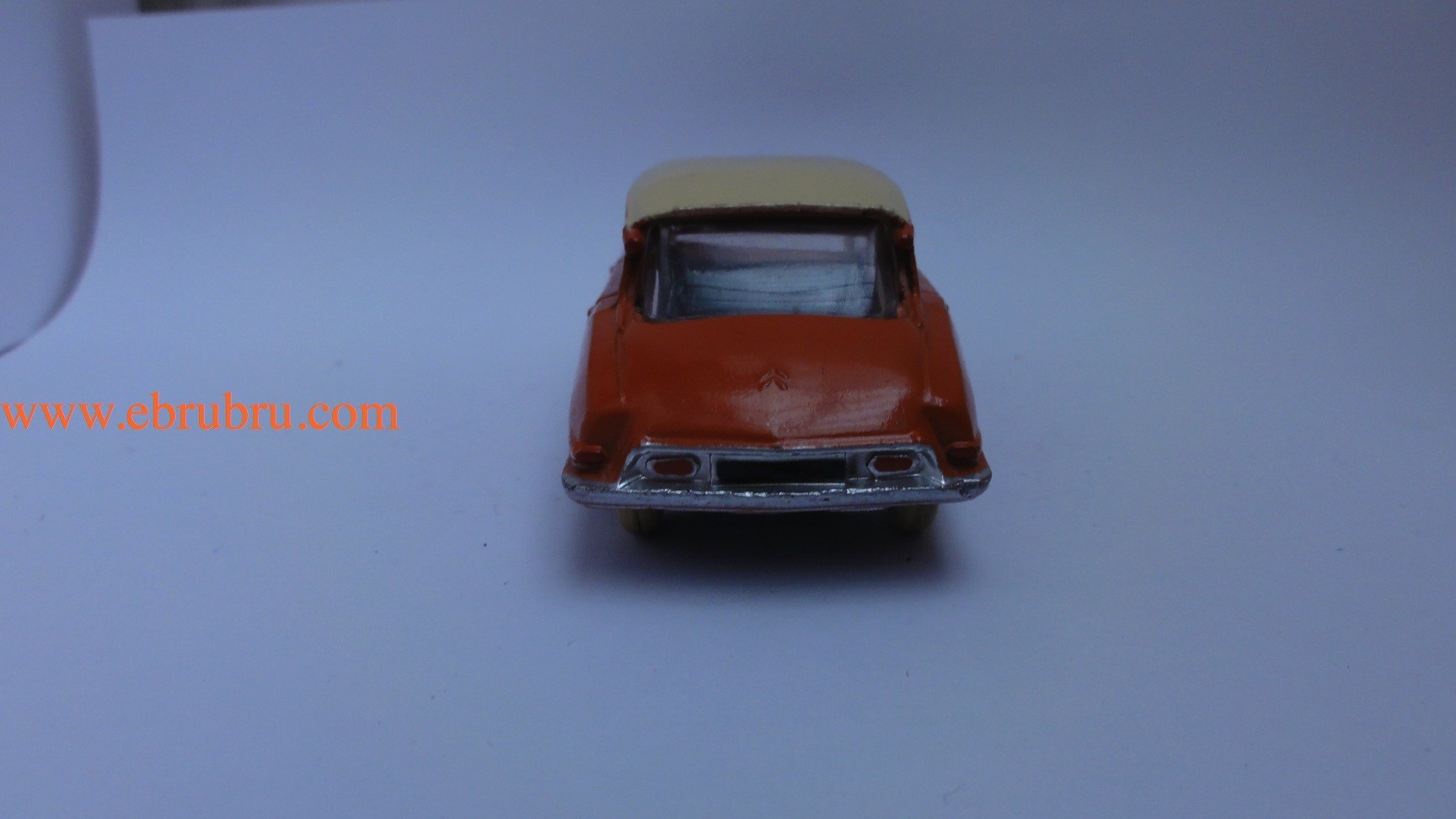 DS 19 orange avec glaces citroen Dinky toys réf 522