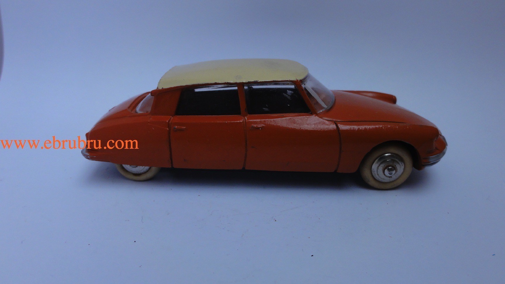 DS 19 orange avec glaces citroen Dinky toys réf 522