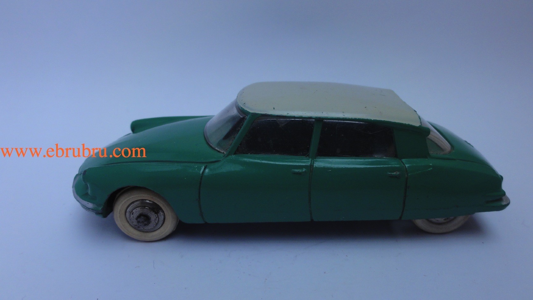 DS 19 verte avec glaces citroen Dinky toys réf 522