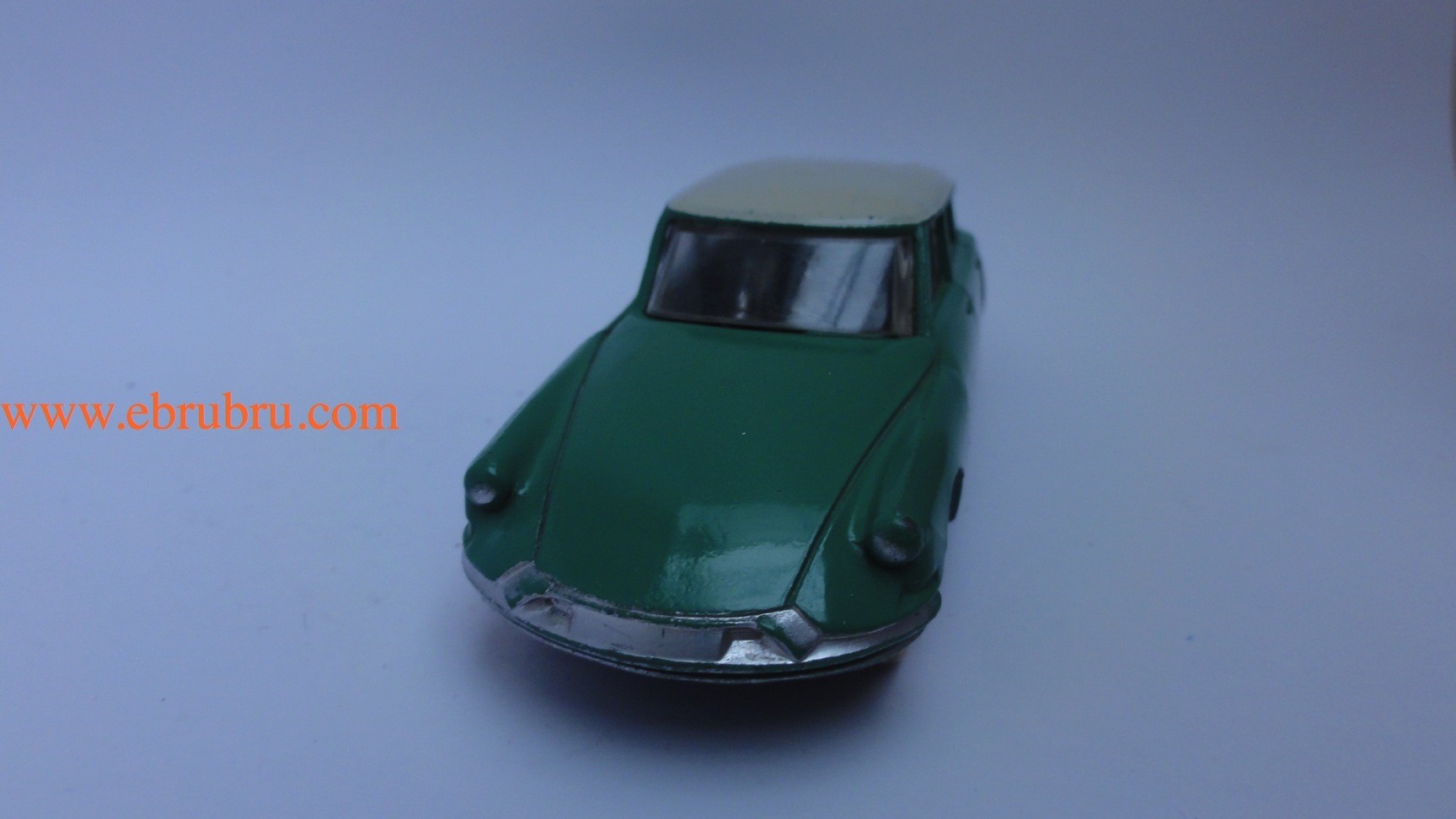 DS 19 verte avec glaces citroen Dinky toys réf 522