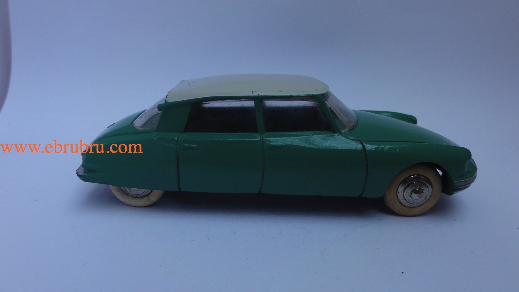 DS 19 verte avec glaces citroen Dinky toys réf 522