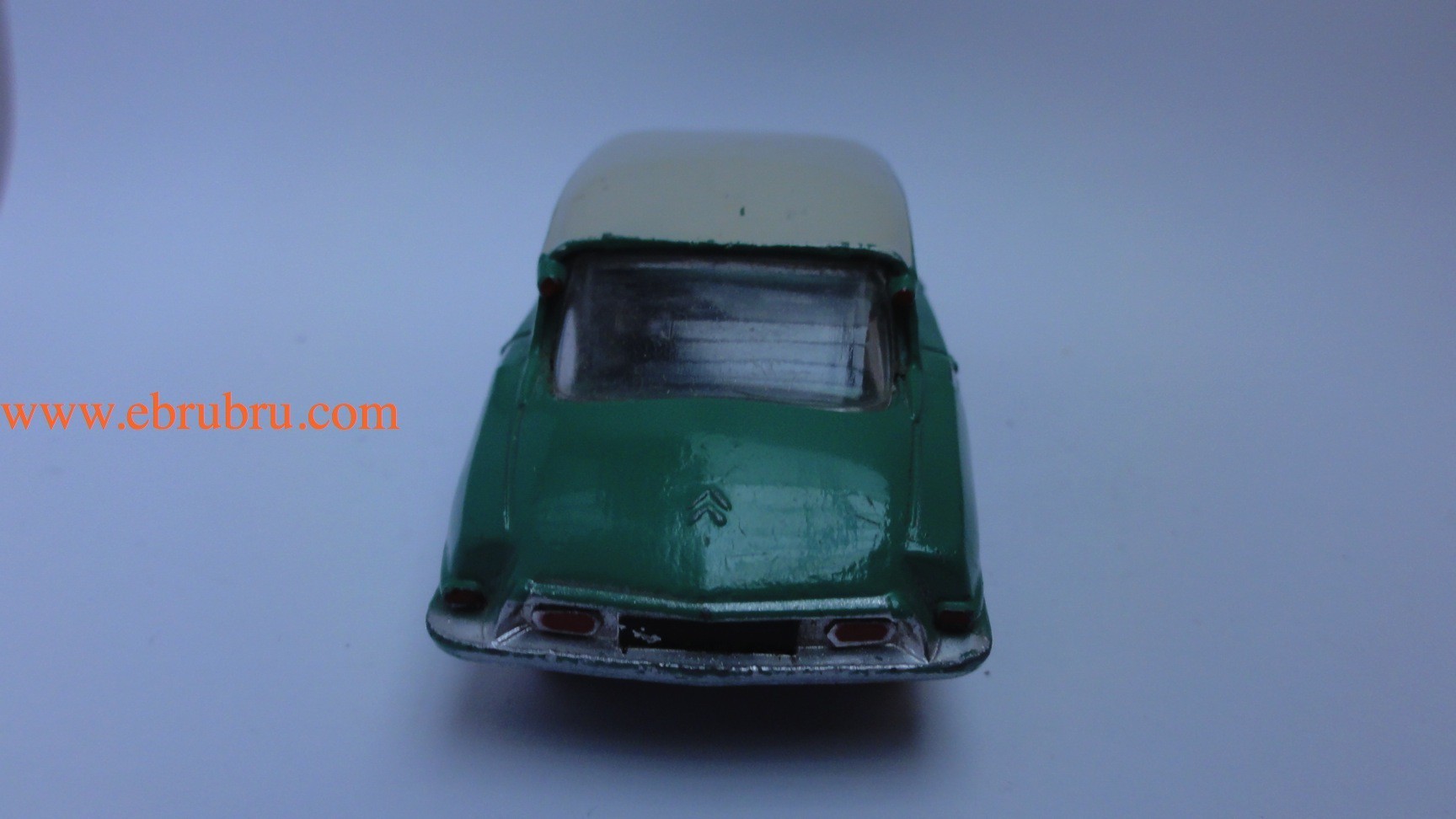 DS 19 verte avec glaces citroen Dinky toys réf 522