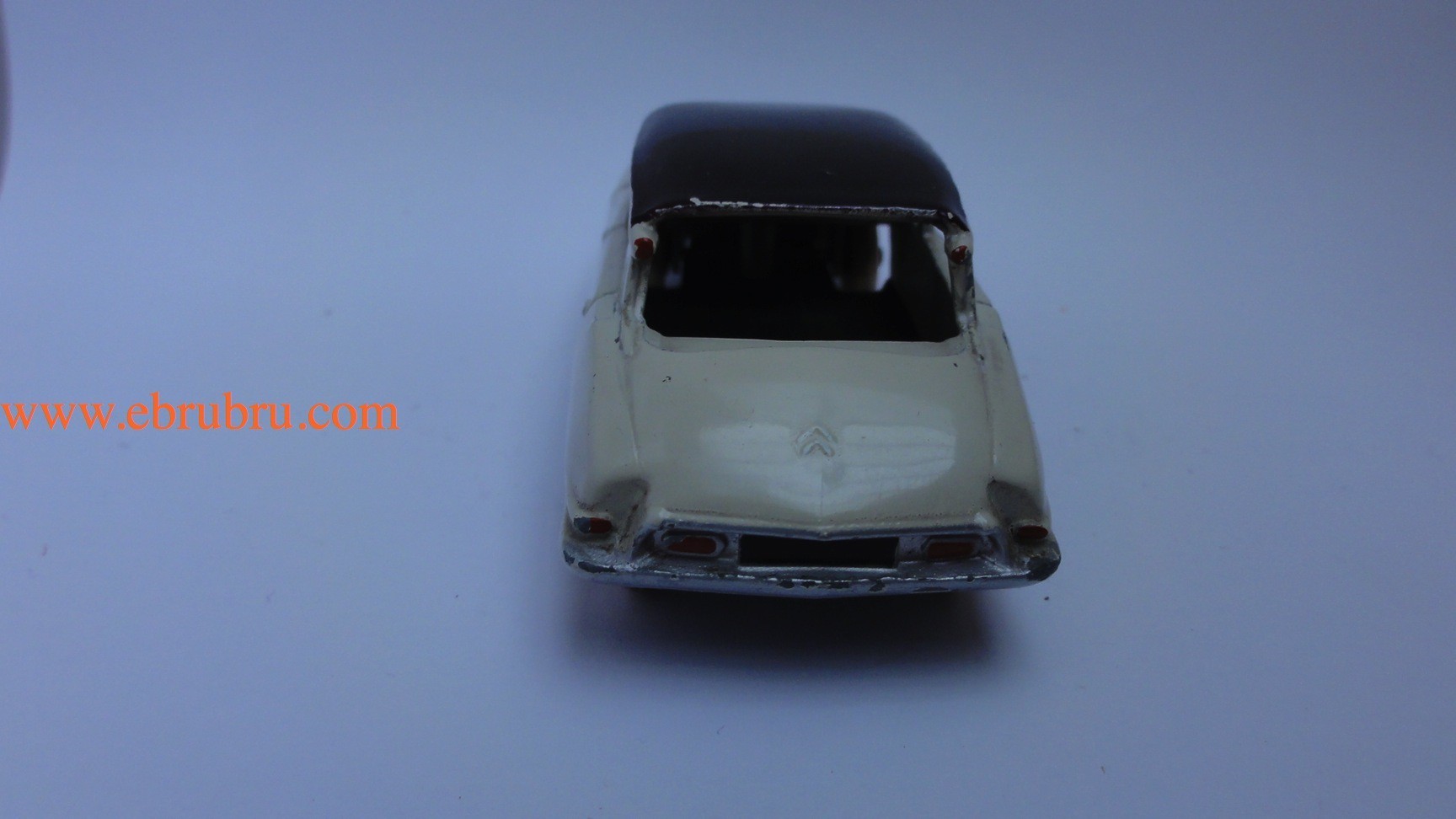 DS 19 blanche sans glaces citroen Dinky toys réf 24C