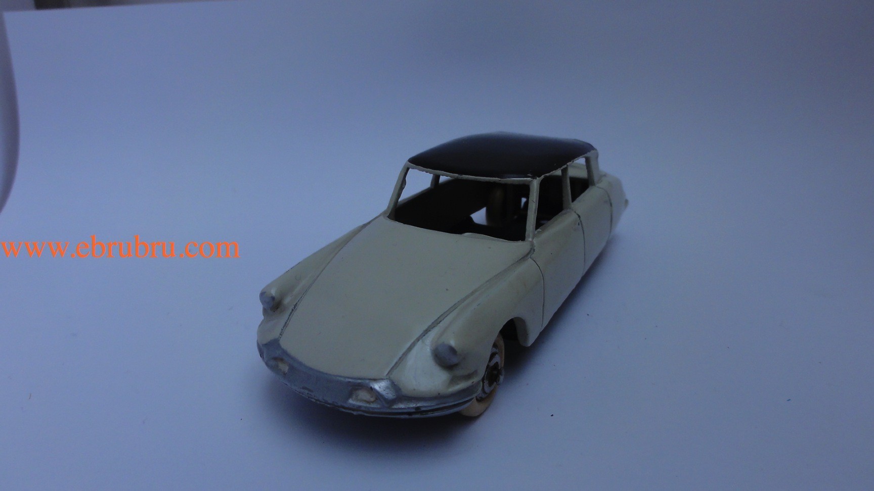 DS 19 blanche sans glaces citroen Dinky toys réf 24C