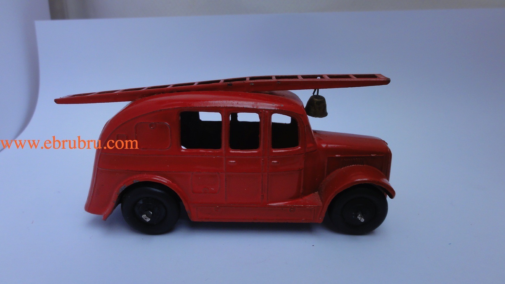 STREAMLINED FIRE ENGINE (Anglais)rouge Dinky toys ref 25H