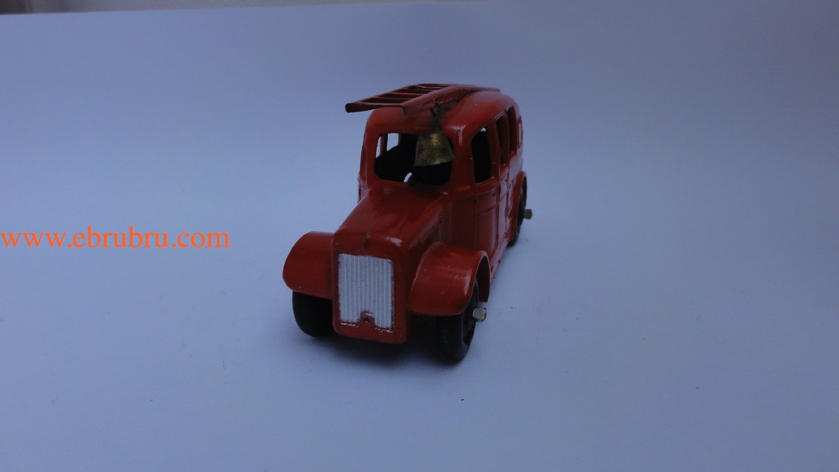 STREAMLINED FIRE ENGINE (Anglais)rouge Dinky toys ref 25H